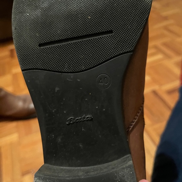 Chelsea Boots - Picture 2 of 3